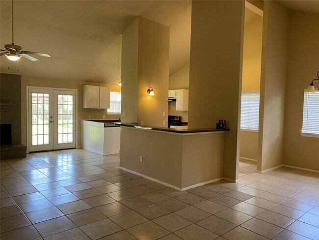 Building Photo - 623 Old Colony Dr