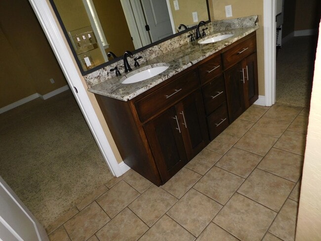 Building Photo - 4 bedroom in Crestwood-convenient location