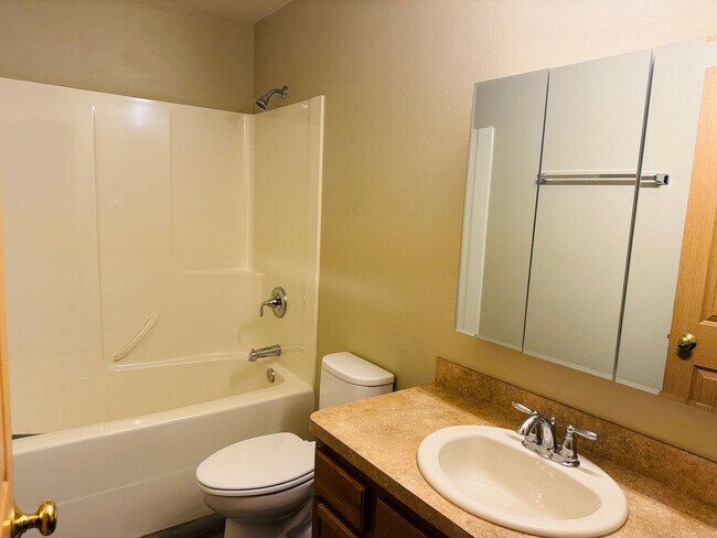 Building Photo - 523 Yellowstone Ave