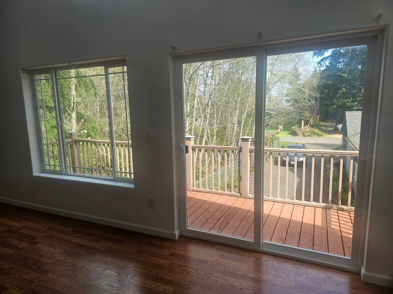 Building Photo - 735 Chenois Ave NE