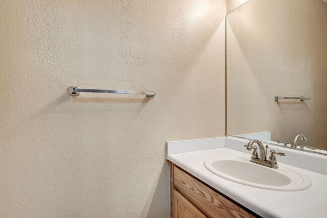 Building Photo - Spacious Townhome w/large yard! Near Summe...