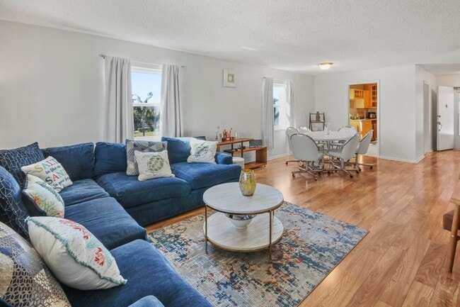 Building Photo - 2936 Lake Shore Dr