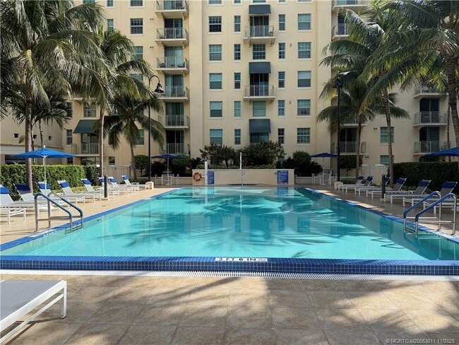 Building Photo - 610 Clematis St