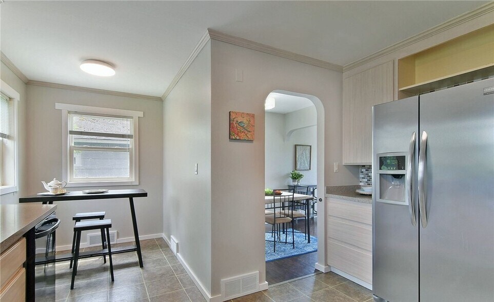 Upstairs Breakfast nook - 1027 Lombard Ave