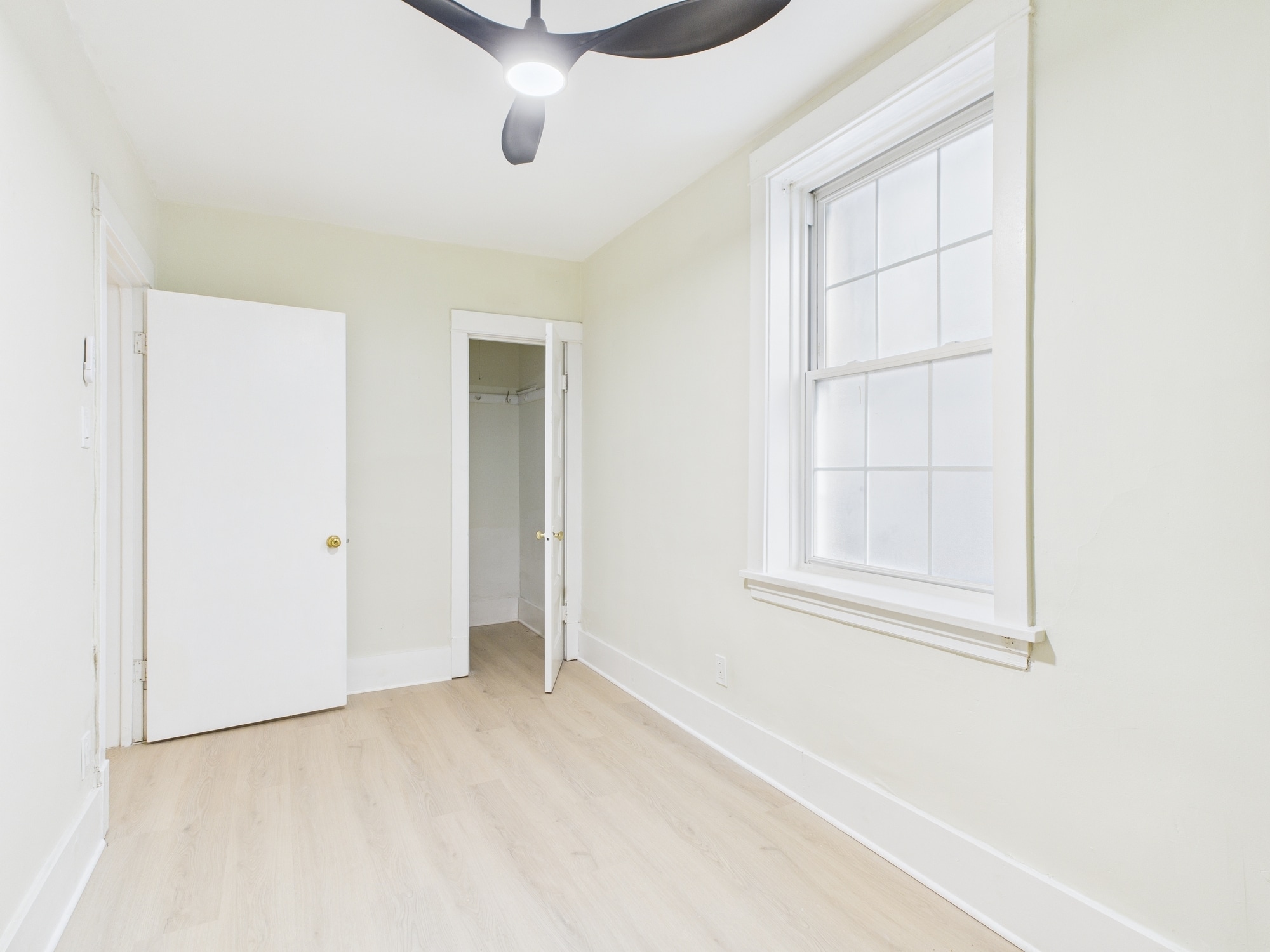 Building Photo - 1541 W Barry Ave