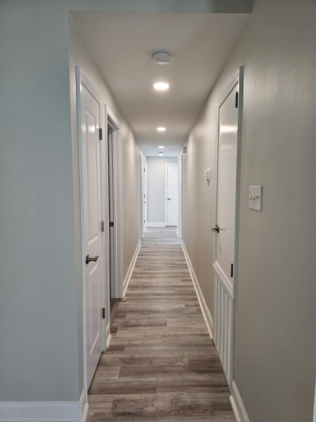 Building Photo - 8709 Apricot St