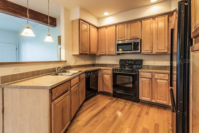 Building Photo - 5220 Boardwalk Dr