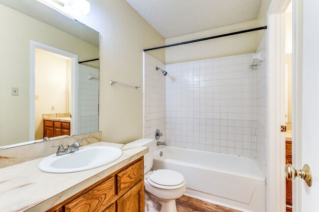 Building Photo - Dynamite Duplex in Arlington