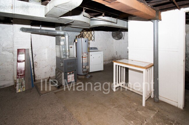 Building Photo - VOUCHERS ACCEPTED! LARGE 4 BEDROOM/2 BATHR...