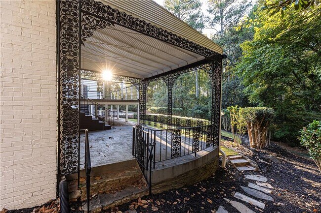 Building Photo - 200 W Paces Ferry Rd NW