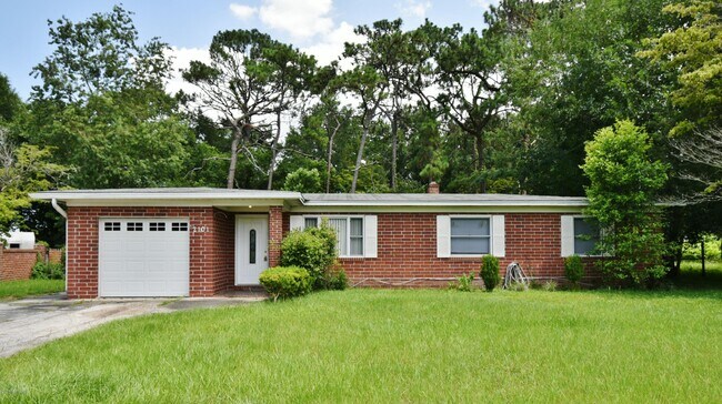 Primary Photo - 2101 Maple Leaf Dr E