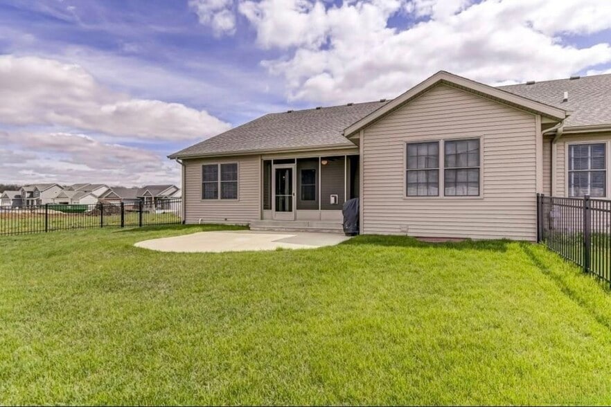 Building Photo - 1811 Spartan Dr