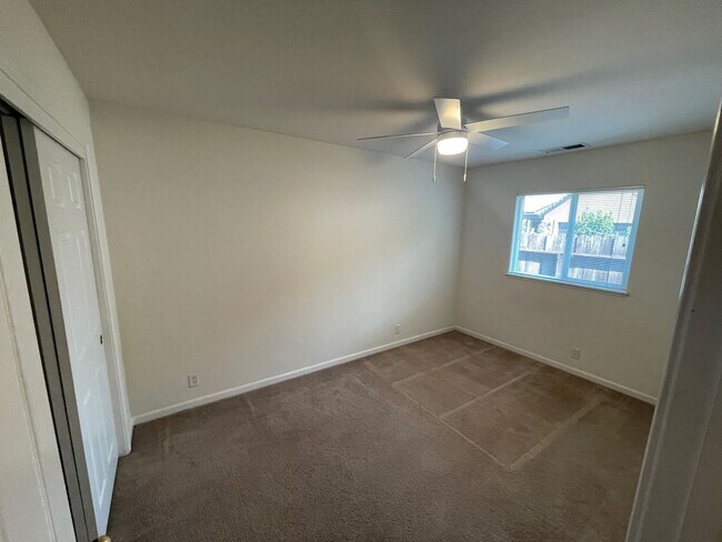 Building Photo - Large 3 Bed 2 Bath Home With Fenced Backyard and Private Garage!