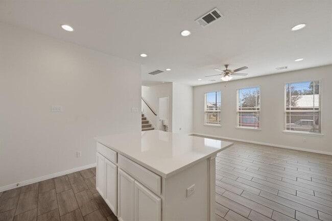 Building Photo - 700 W 6th St