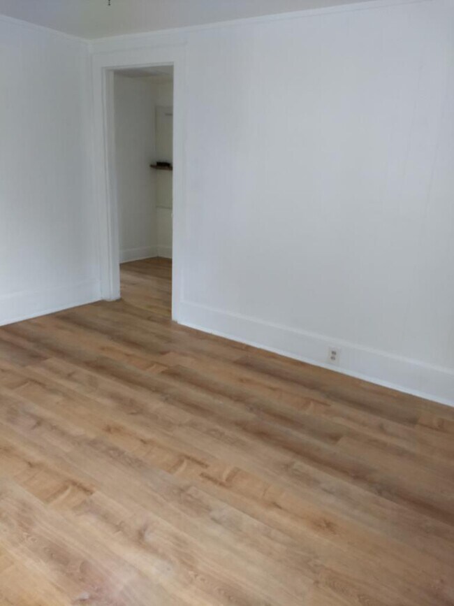 Building Photo - 118-120 W 6th St