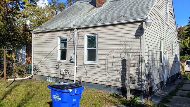 Building Photo - 3 bedroom, 1 bathroom Now Available!