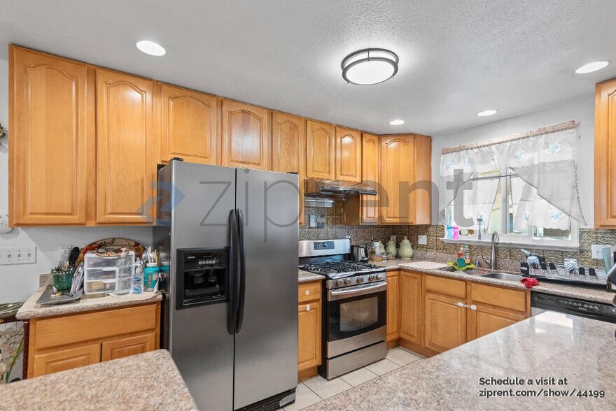 Building Photo - 819 Coral Dr