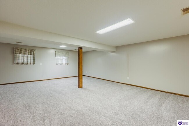 Building Photo - 1900 Clearview Dr