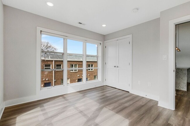 Building Photo - Lovely LeDroit Park Unit with High Ceiling...