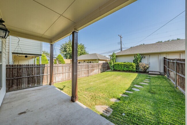 Building Photo - Charming 3-Bedroom, 2-Bathroom Townhome – ...