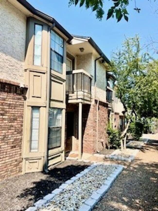 Primary Photo - Updated 2 Bed, 3 Bath Condo in Prime North...