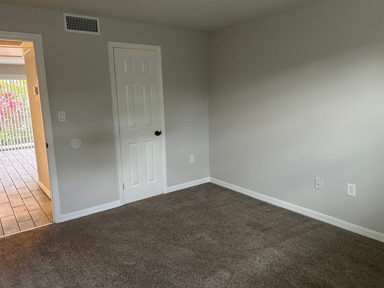 Building Photo - Spacious 1/1 Ground floor Condo