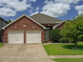 Building Photo - 7015 Hillwood Dr