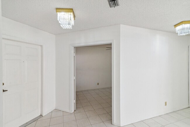Building Photo - 7842 Villa Nova Dr N