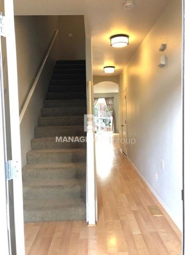 Building Photo - Updated Beaverton Townhome Close to Nike! Private Yard/Patio
