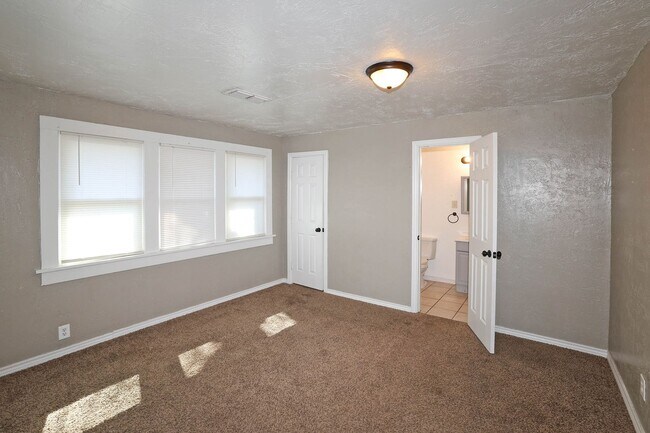 Building Photo - 3905 S Tyler St