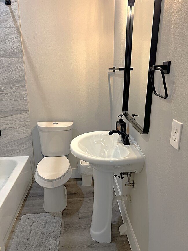 Building Photo - Like New and Close to IAH and Humble Area