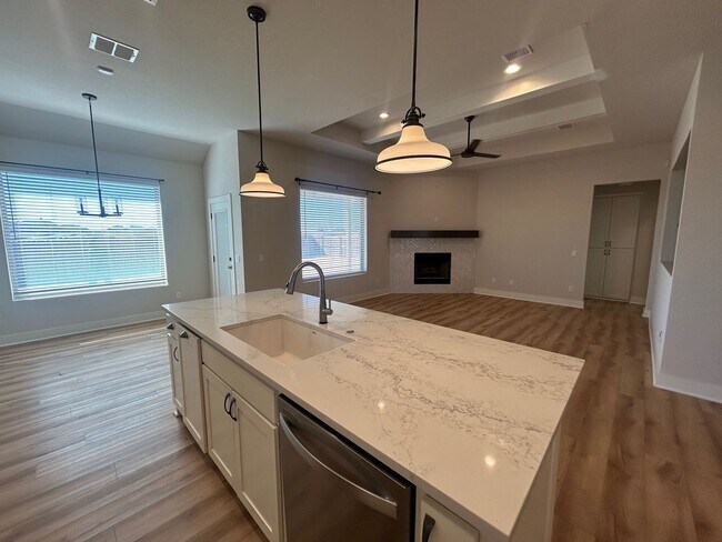 Building Photo - Amazing 3 Bedroom Midway Home