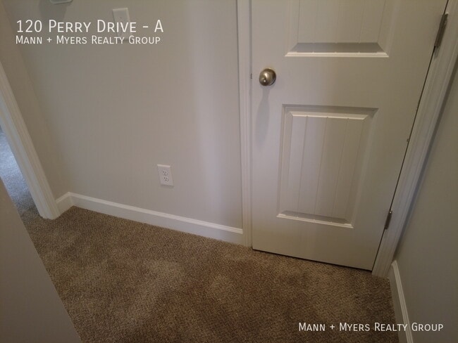 Building Photo - 120 Perry Dr