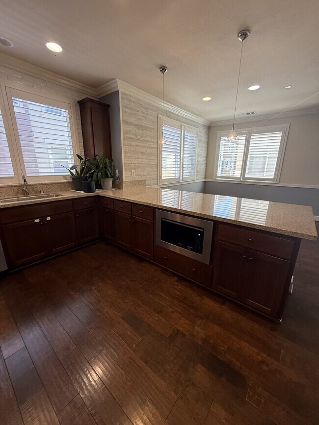 Building Photo - Gorgeous 4 Bed, 3.5 Bath End Unit Townhome in Perfect Dublin Location