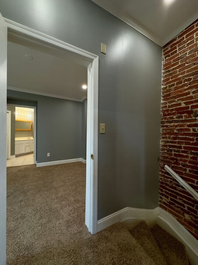 Building Photo - Charming 2Bed/2.5Bath in Washington Vilage - Extra Space in the Basement