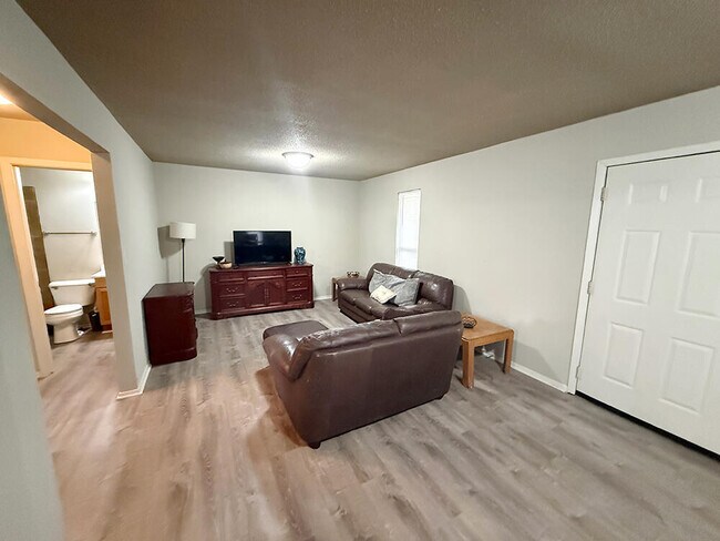 Building Photo - 212 Wheaton Ct