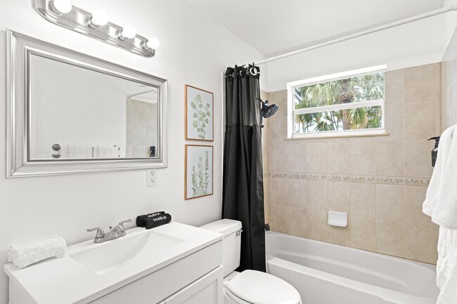 Building Photo - 19165 SE Homewood Ave