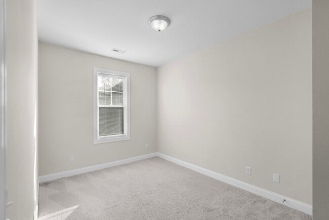 Building Photo - Townhouse For Rent! Rebated Application Fe...