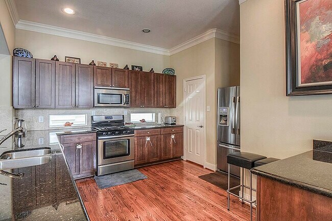 Building Photo - 1137 W 24th St