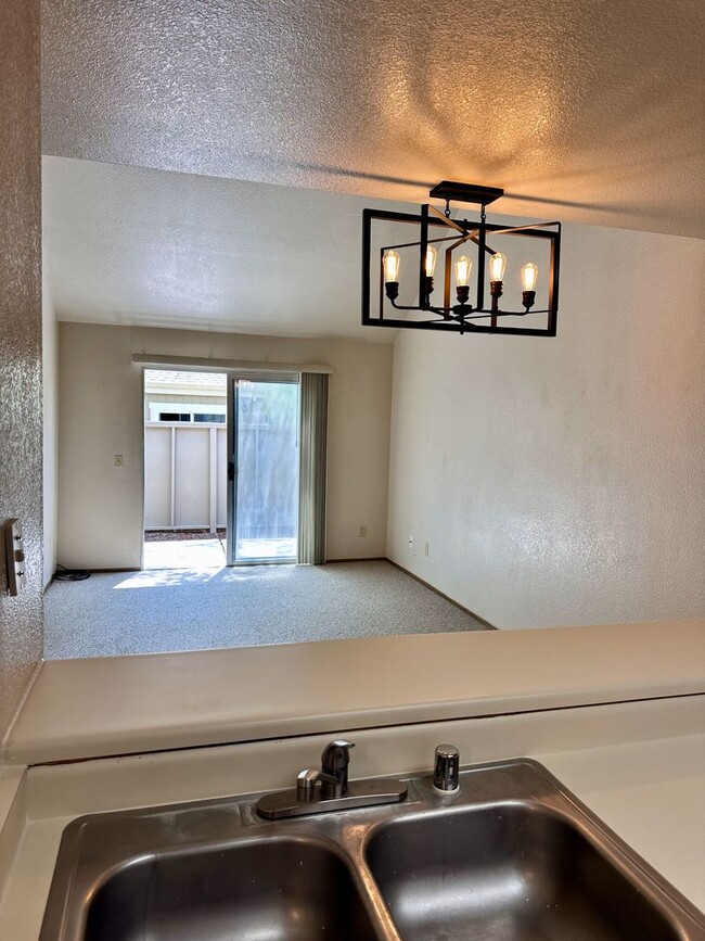 Building Photo - 2 Bedroom, 2 Bath Condo