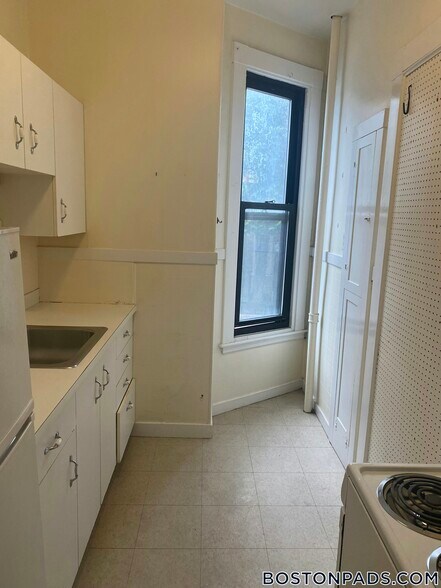 Building Photo - 504 Beacon St