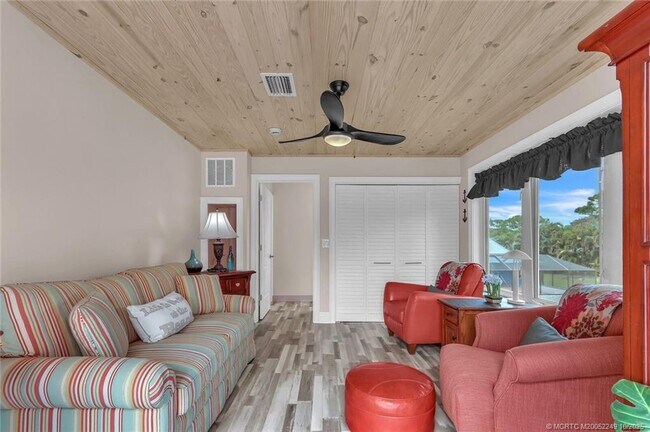 Building Photo - 64 NE Acacia Trail