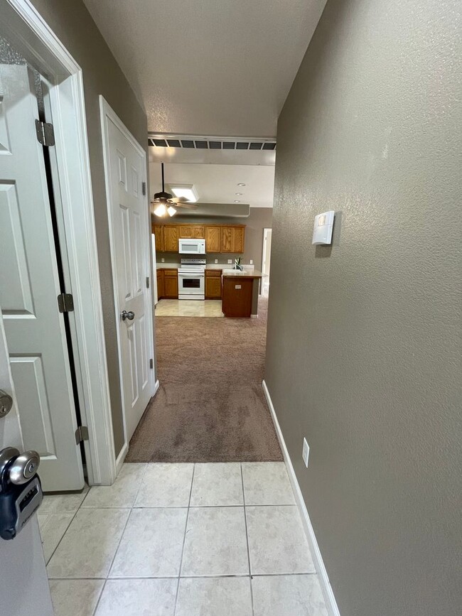 Building Photo - Charming Main Floor Condo in Water Valley