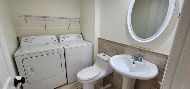 Building Photo - 913 9th Way