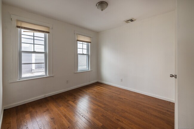 Building Photo - 239 Parrott Ave