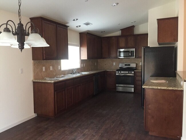 Building Photo - 3 bed 2 bath home