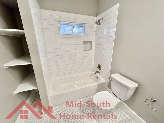 Building Photo - 1046 Tanglewood St