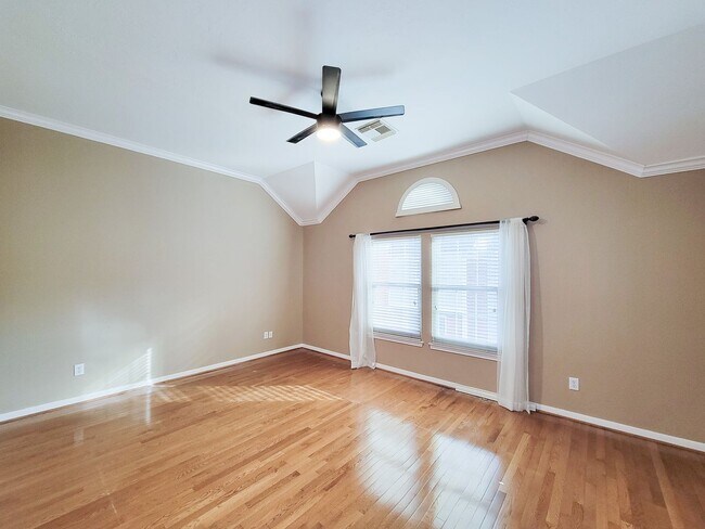 Building Photo - Great opportunity to lease a wonderful town home in the Montrose /Midtown location and within eas...