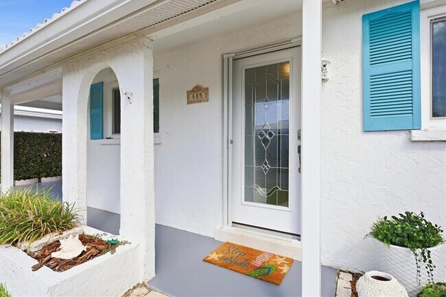 Building Photo - 885 Spanish Dr N