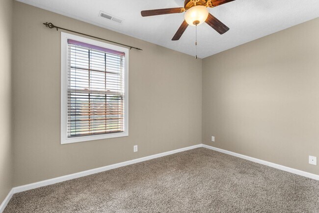 Building Photo - Large, Nice home close to Fort Campbell an...